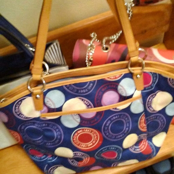 Handbags - Picture 4 of 16